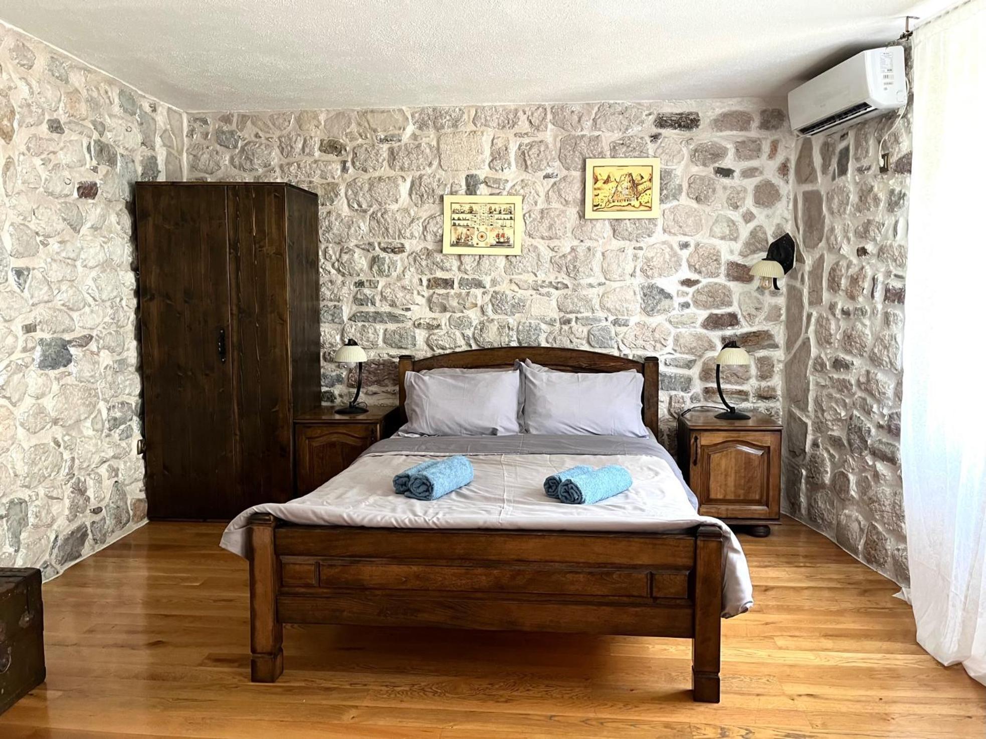 Una Apartments